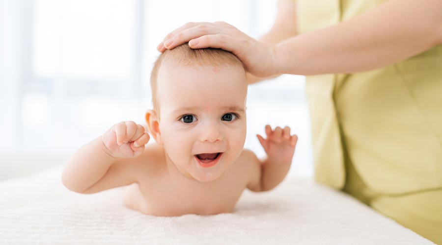 Ostéopathie pour les bébés : quand consulter et pourquoi?