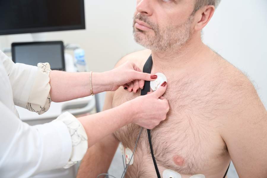 Près de 10 000 arrêts cardiaques par année au Québec : Cœur + AVC réclame un meilleur accès aux défibrillateurs