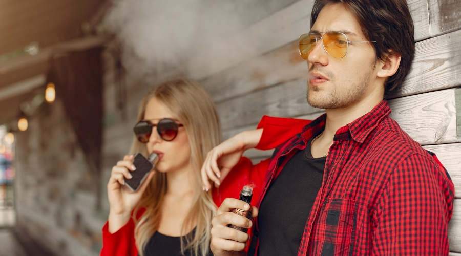 Vapotage chez les jeunes, des organismes de santé réclament une interdiction des arômes au Canada